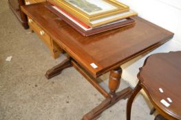 Early 20th Century oak drawer leaf dining table, 106cm wide