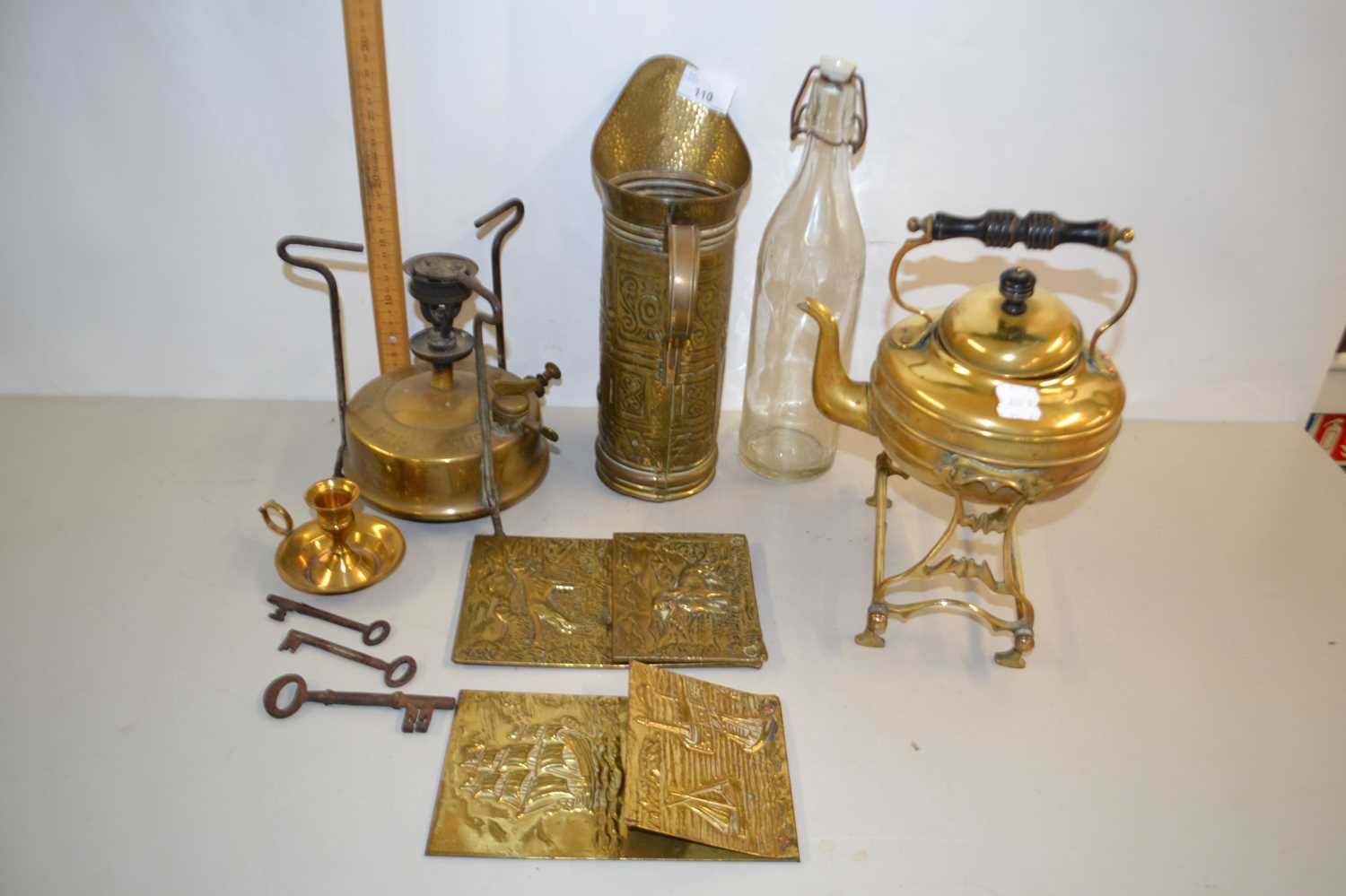 Mixed Lot: Spirit kettle, vintage primer stove, brass jug and other assorted items