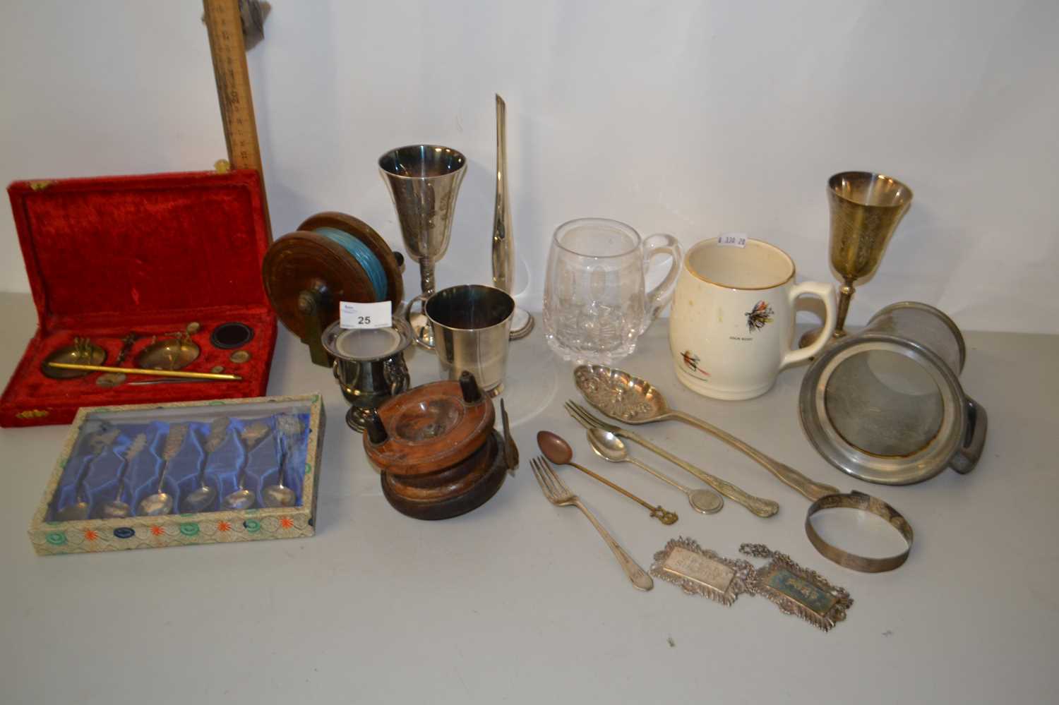 Mixed Lot: Vintage wooden fishing reels, pewter tankard, case Oriental spoons, portable beam