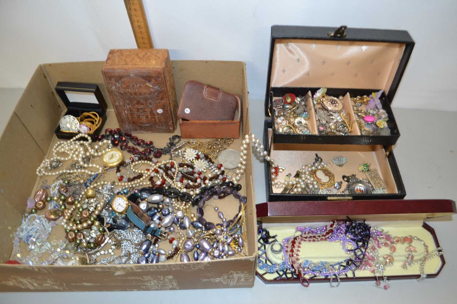 Mixed Lot: Various small cases of assorted costume jewellery, pearl necklaces, base metal pocket