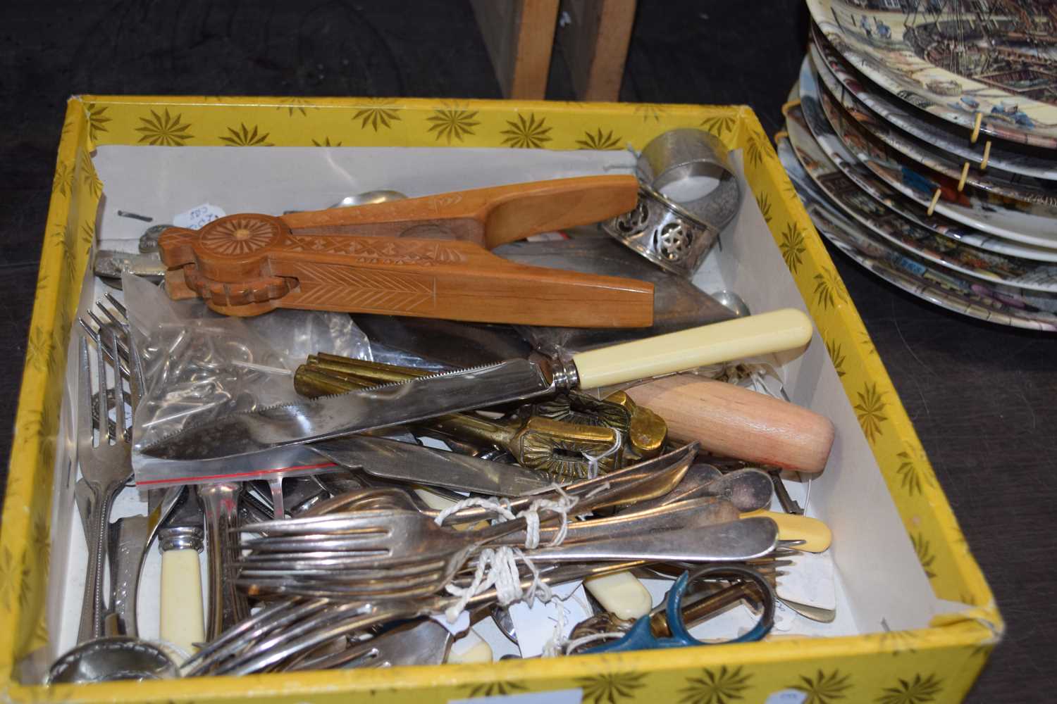 Quantity of assorted flat ware