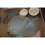 Qty of assorted kitchen bake ware, glass dishes etc