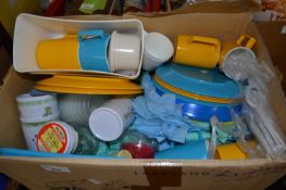 Qty of assorted plastic picnic wares
