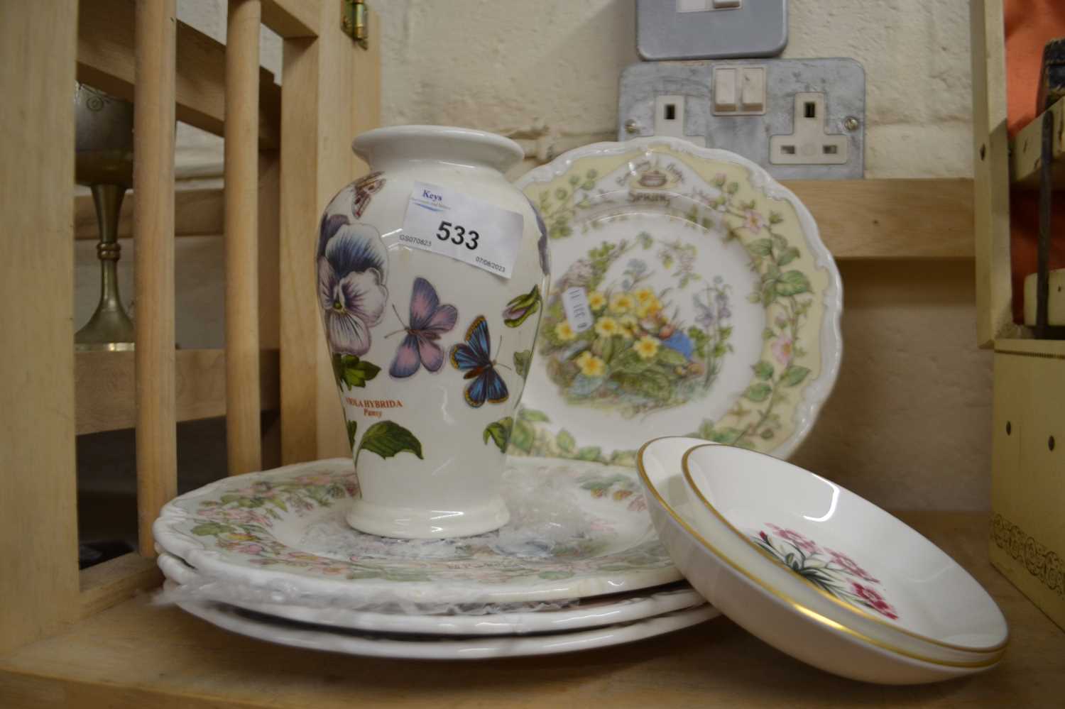 Mixed lot to include Royal Doulton, Bramberly Hedge plates and other ceramics