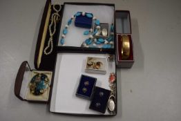 Mixed Lot: Assorted jewellery to include a 9ct metal core bracelet