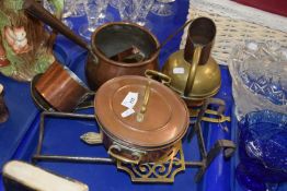 Mixed Lot: Various assorted brass and copper wares to include saucepan, trivet and other items