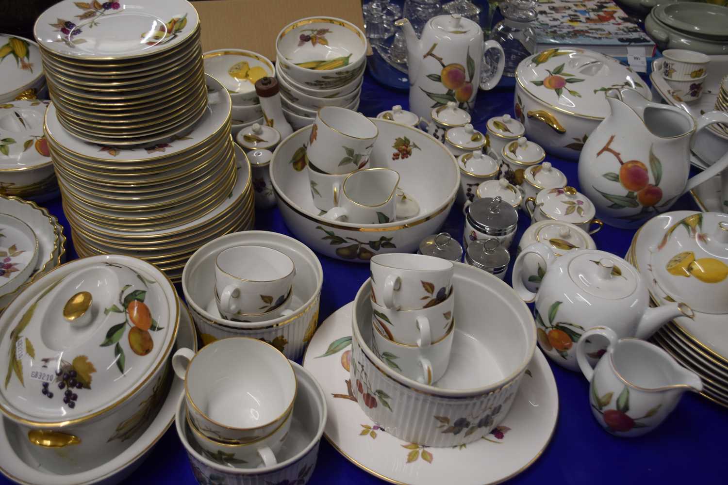 An extremely large and extensive collection of Royal Worcester Evesham pattern dinner, tea and - Image 3 of 4