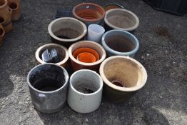Quantity of assorted garden plant pots