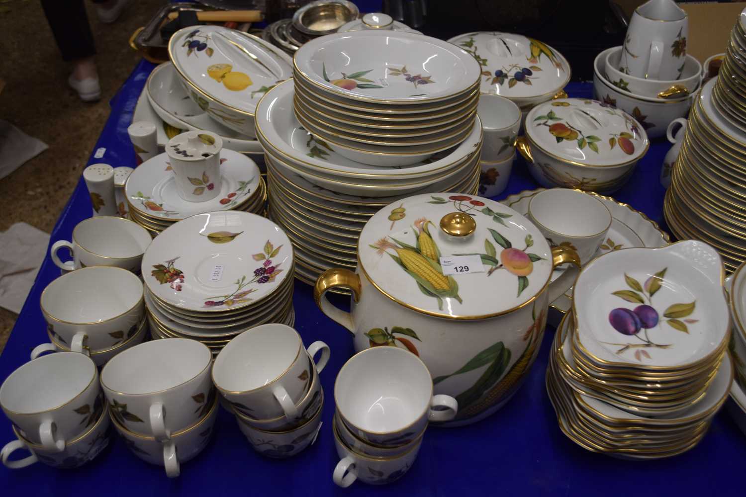 An extremely large and extensive collection of Royal Worcester Evesham pattern dinner, tea and - Image 2 of 4