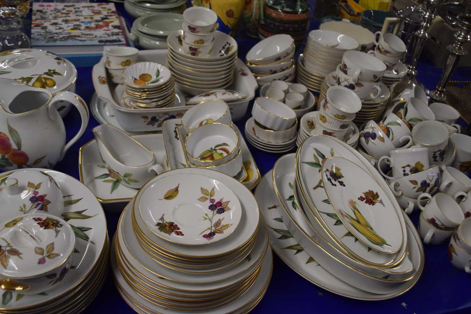 An extremely large and extensive collection of Royal Worcester Evesham pattern dinner, tea and - Image 4 of 4