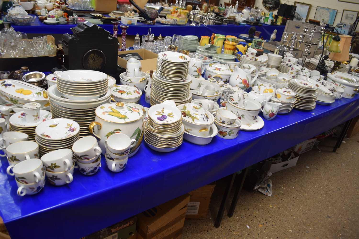 An extremely large and extensive collection of Royal Worcester Evesham pattern dinner, tea and