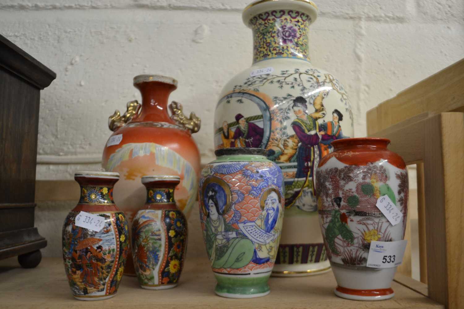 Quantity of Chinese vases