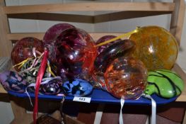 Quantity of assorted glass baubles