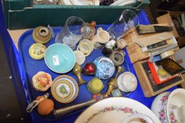 Mixed Lot: Tea bowls, metal wares, trinket pots, glasses etc