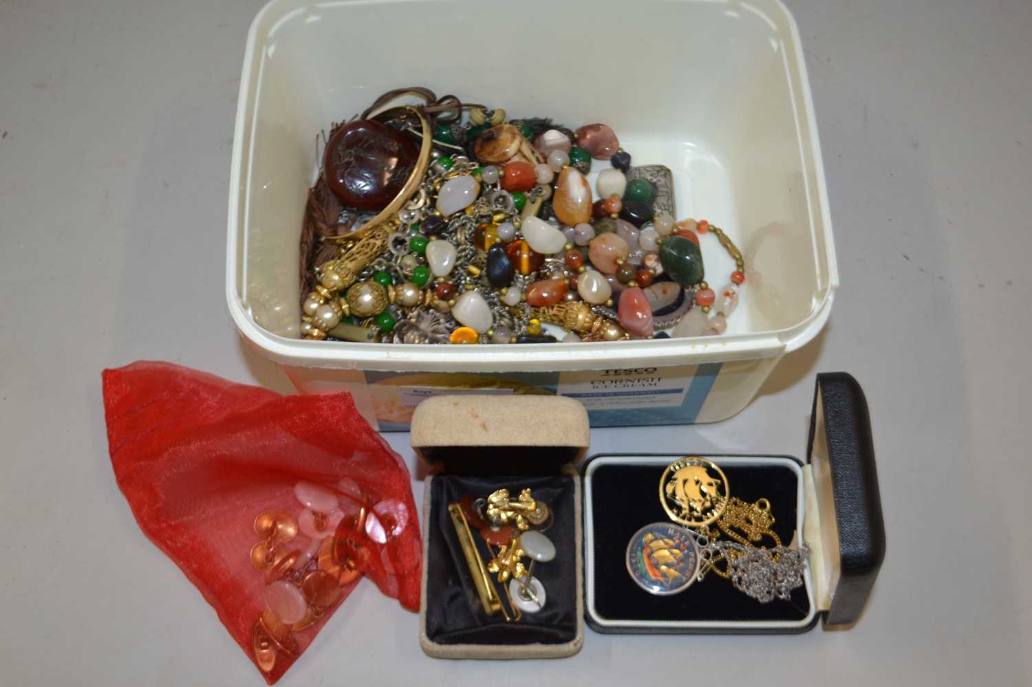 Quantity of assorted costume jewellery to include hardstone beads, cufflinks and others