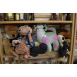 Quantity of mixed soft toys