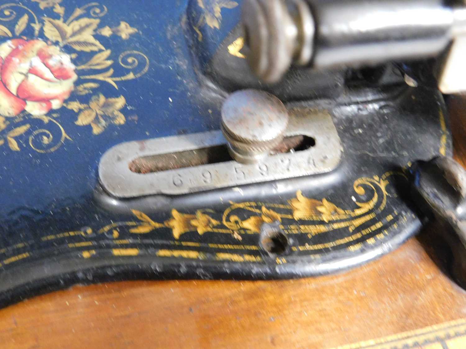 A late 19th century sewing machine, possibly German, with original carry case cover - Image 7 of 7