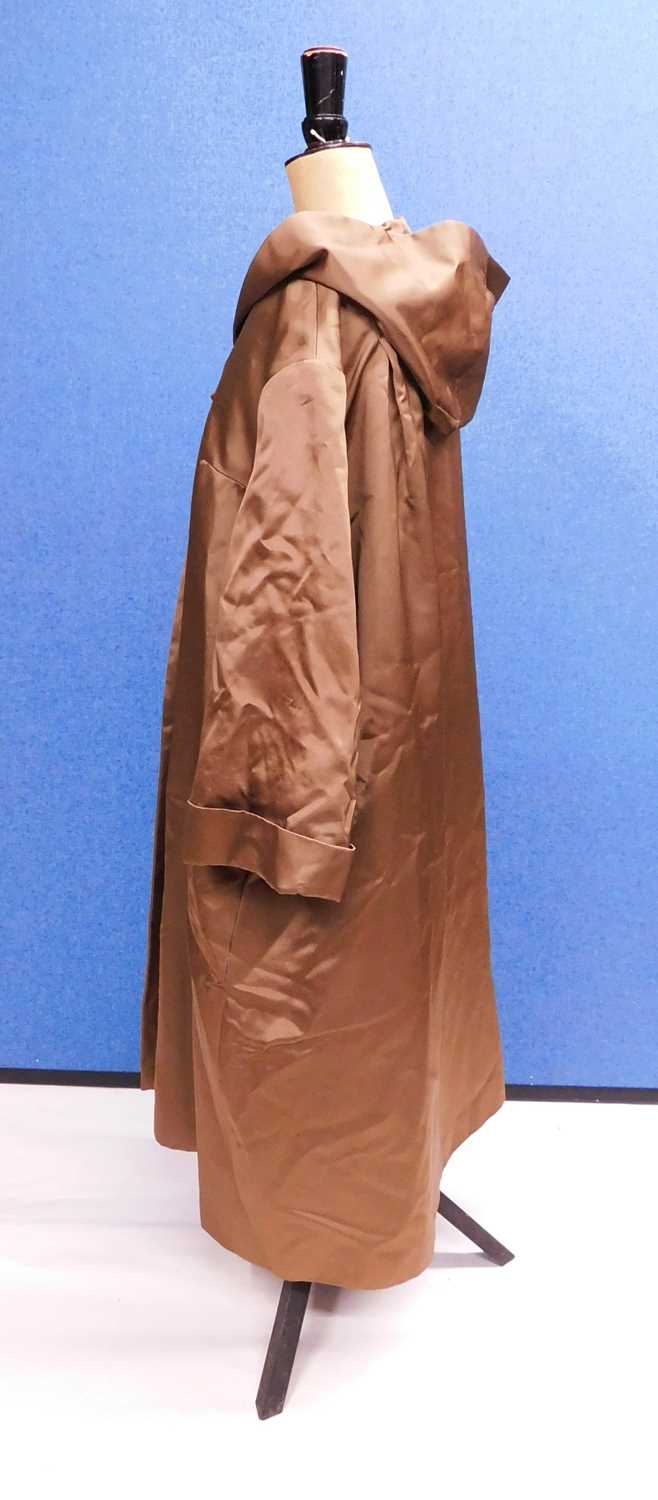 A lady's mid 20th century brown satin swing coat by Hettemarks, Sweden, with broad revere collar - Image 4 of 8