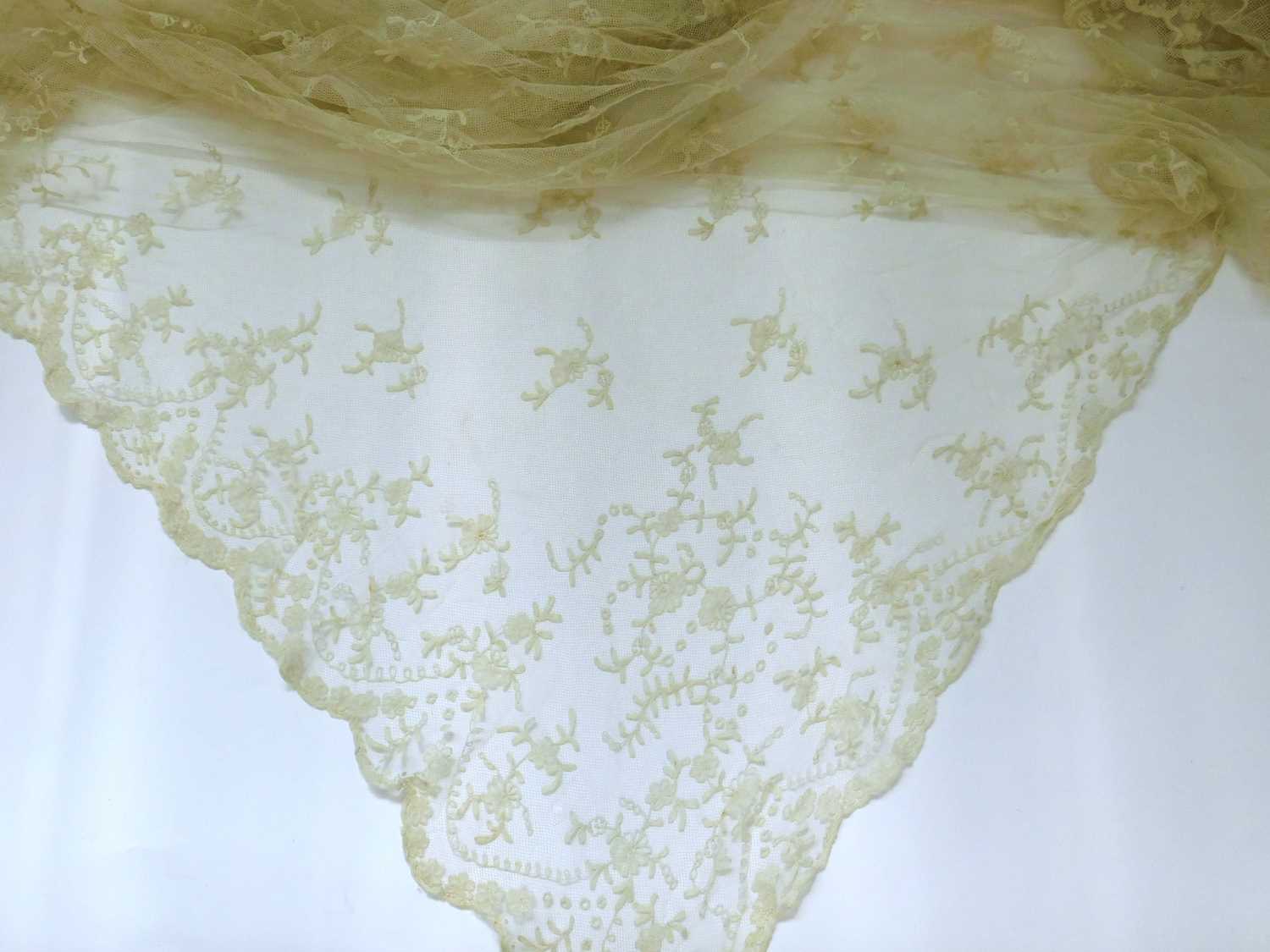 An Edwardian lace shawl, approx. 179 x 250cm - Image 5 of 5