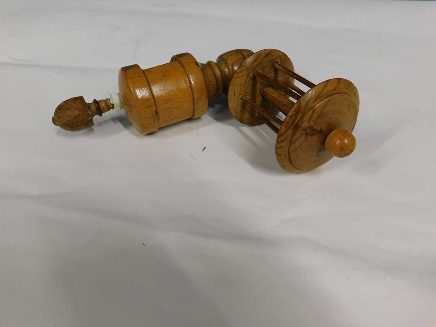 A 19th century fruitwood, sewing clamp thread winder, approx. 18 x 14cm - Image 4 of 4