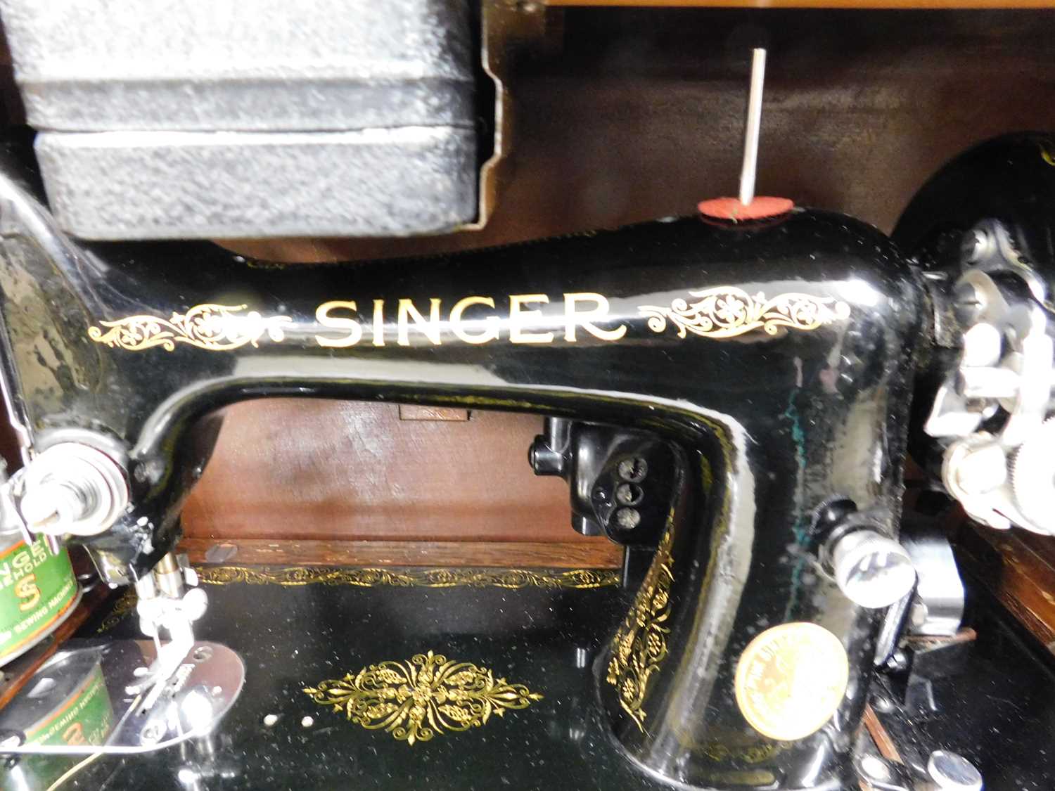 A c.1934 knee operated Singer sewing machine, cased with original cable and oil can - Image 5 of 8