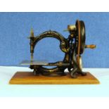 A c.1871 Wilcox Gibbs sewing machine, approx. 21.5cm wide