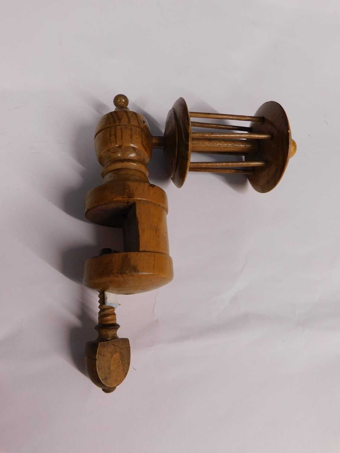 A 19th century fruitwood, sewing clamp thread winder, approx. 18 x 14cm - Image 3 of 4