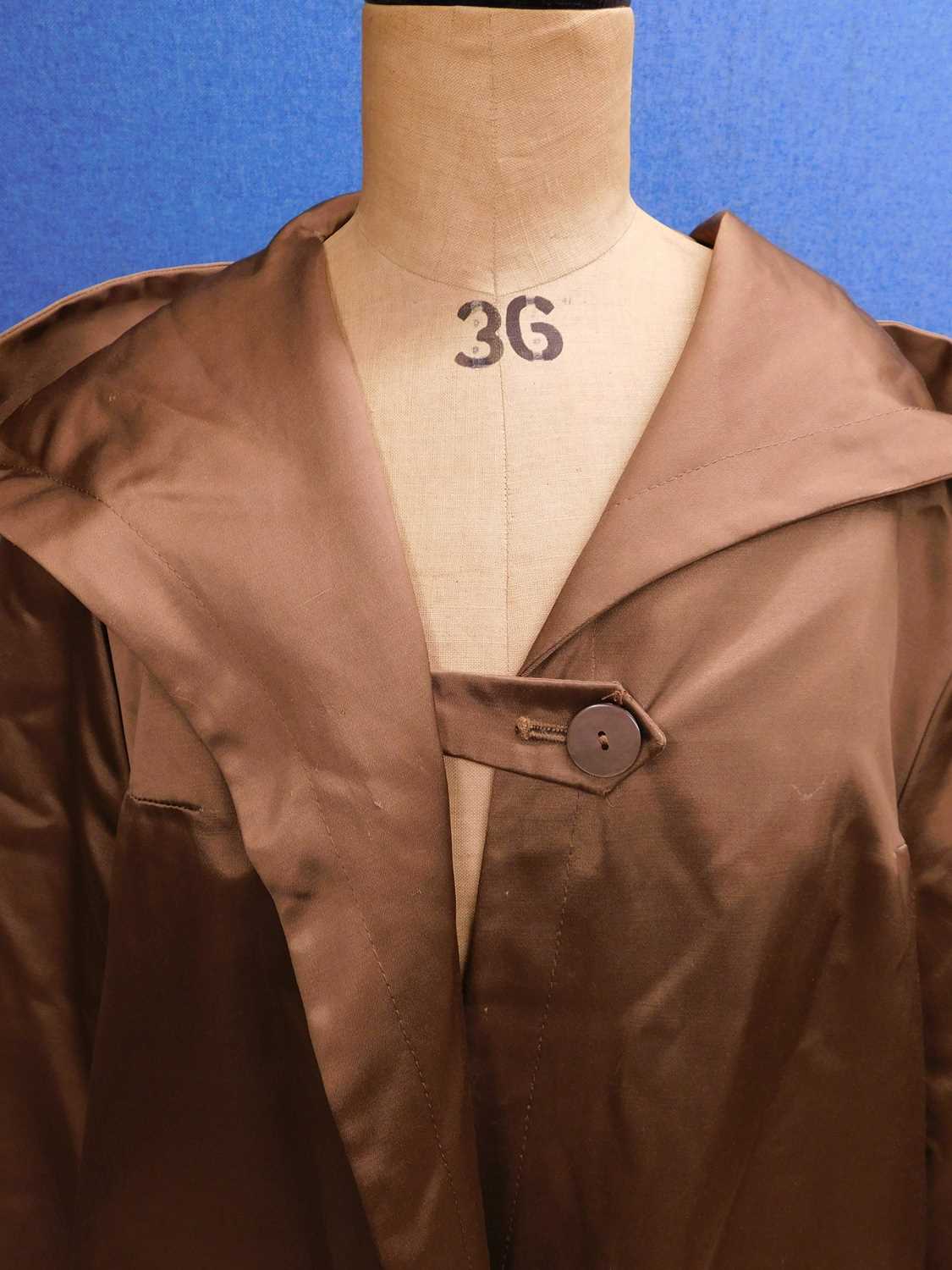 A lady's mid 20th century brown satin swing coat by Hettemarks, Sweden, with broad revere collar - Image 7 of 8