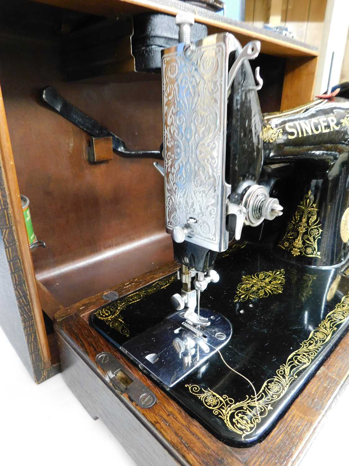 A c.1934 knee operated Singer sewing machine, cased with original cable and oil can - Image 6 of 8