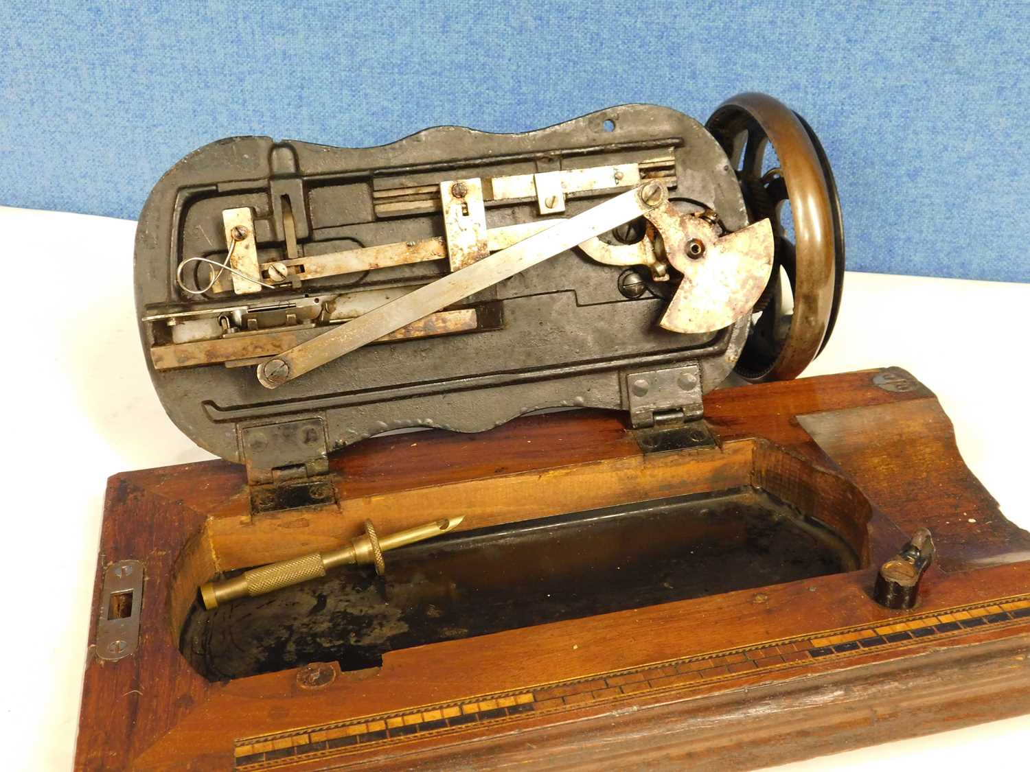 A late 19th century sewing machine, possibly German, with original carry case cover - Image 6 of 7