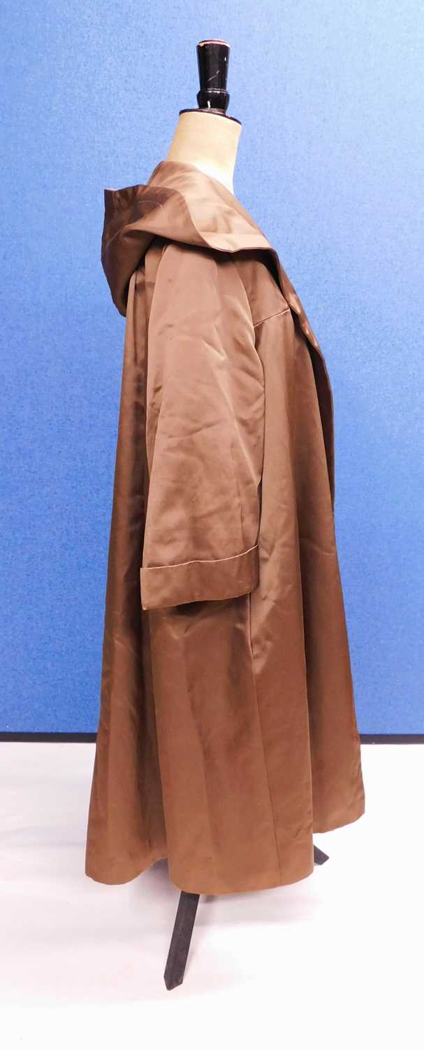 A lady's mid 20th century brown satin swing coat by Hettemarks, Sweden, with broad revere collar - Image 6 of 8