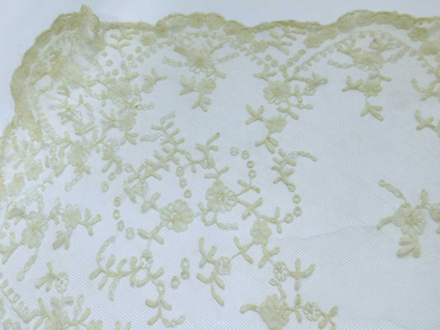 An Edwardian lace shawl, approx. 179 x 250cm - Image 2 of 5