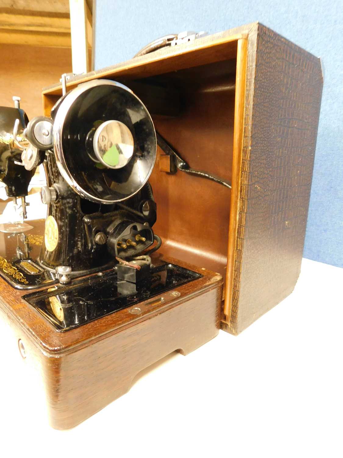 A c.1934 knee operated Singer sewing machine, cased with original cable and oil can - Image 2 of 8