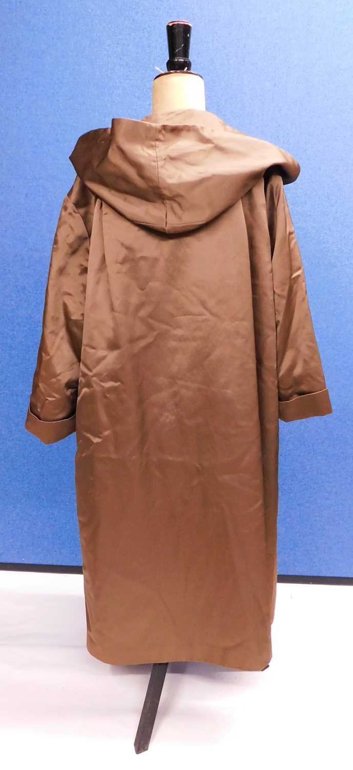 A lady's mid 20th century brown satin swing coat by Hettemarks, Sweden, with broad revere collar - Image 5 of 8