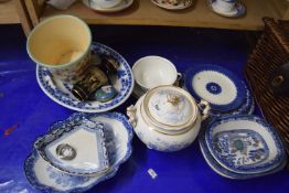 Mixed Lot: Various blue and white ceramics, small modern enamel pill boxes etc