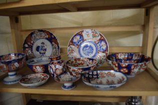 Mixed Lot: Various Japanese Imari ceramics to include bowls, plates and other items