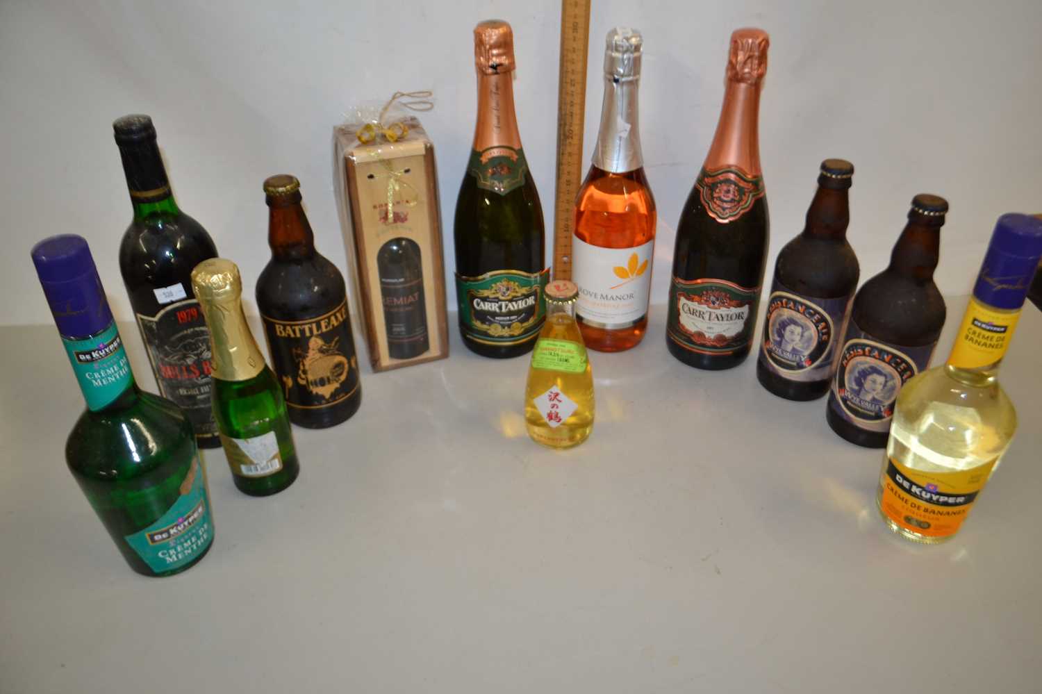 Box of various wines and spirits to include Bulls Blood 1979, Resistance Ale, Sparkling Wine and