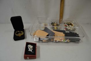 Tray of various assorted costume jewellery