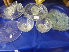 Mixed Lot: Assorted glass ware to include dessert bowls, fruit bowls and others