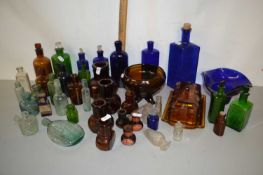 Mixed Lot: Various assorted chemists and other glass bottles