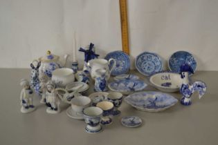 Mixed Lot: Various assorted blue and white ceramics