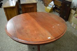 Victorian circular pedestal dining table on three scrolled legs