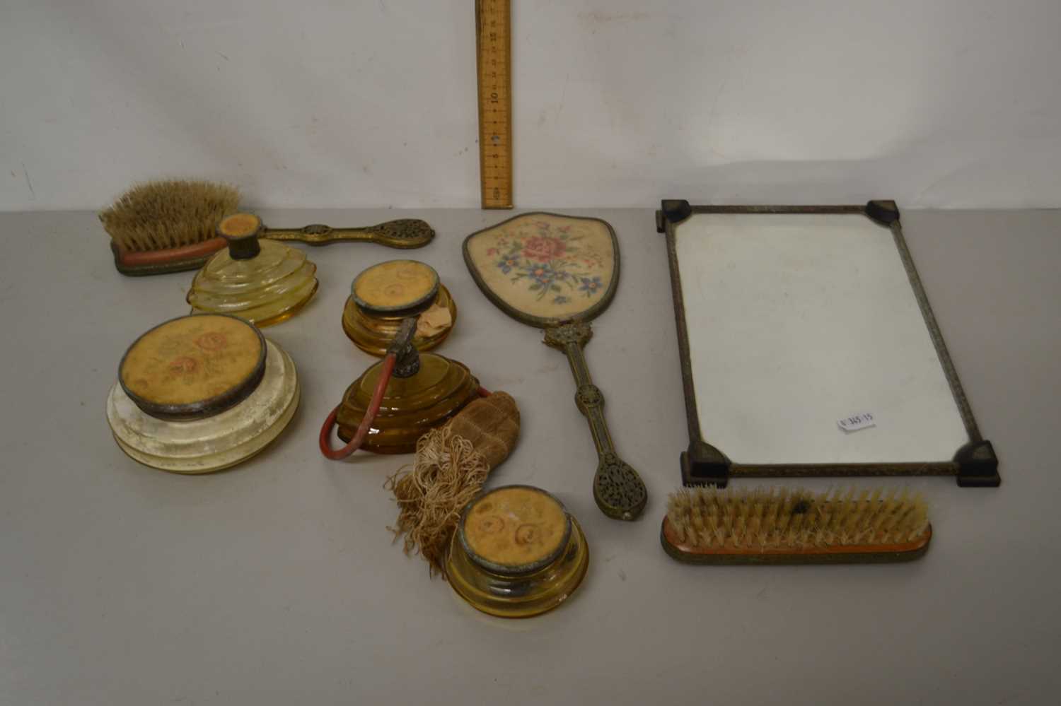 Quantity of vintage dressing table items