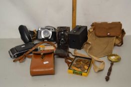 Mixed Lot: Vintage cameras to include Halina and others