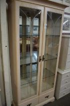 Glazed display cabinet with mirror back