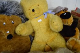 Quantity of soft toys to include a large hedgehog, Scooby-Doo style dog and bears