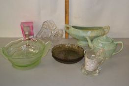 Mixed Lot: Glass bowls, teapot and other items