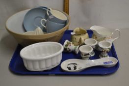 Mixed Lot: Kitchen mixing bowl, jelly mould, lemon squeezer and other assorted items