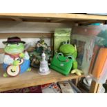 Quantity of novelty frog items