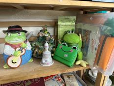 Quantity of novelty frog items